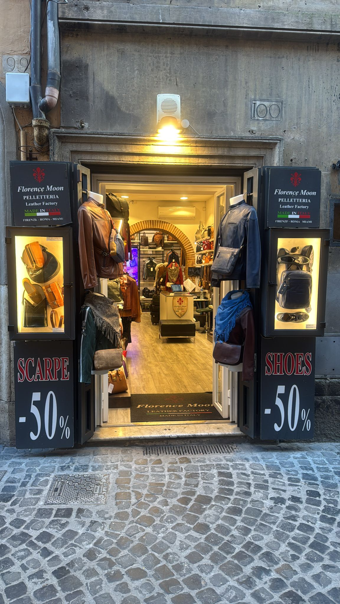 Florence Moon — Via dei Coronari, 100